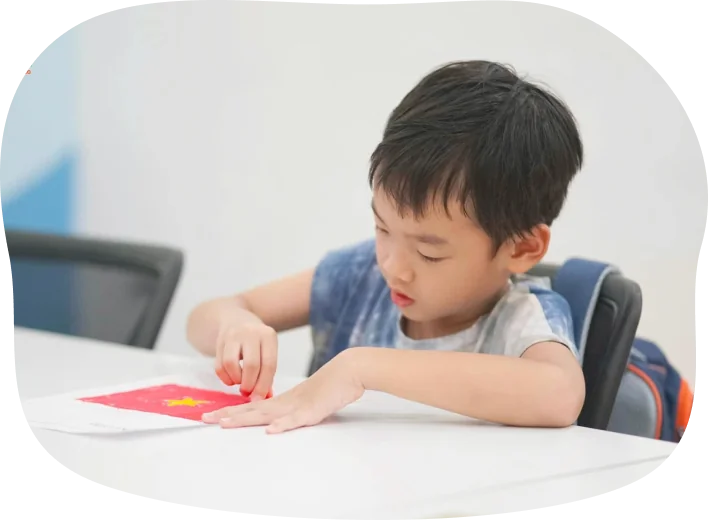 Học sinh nhỏ chăm chú làm bài